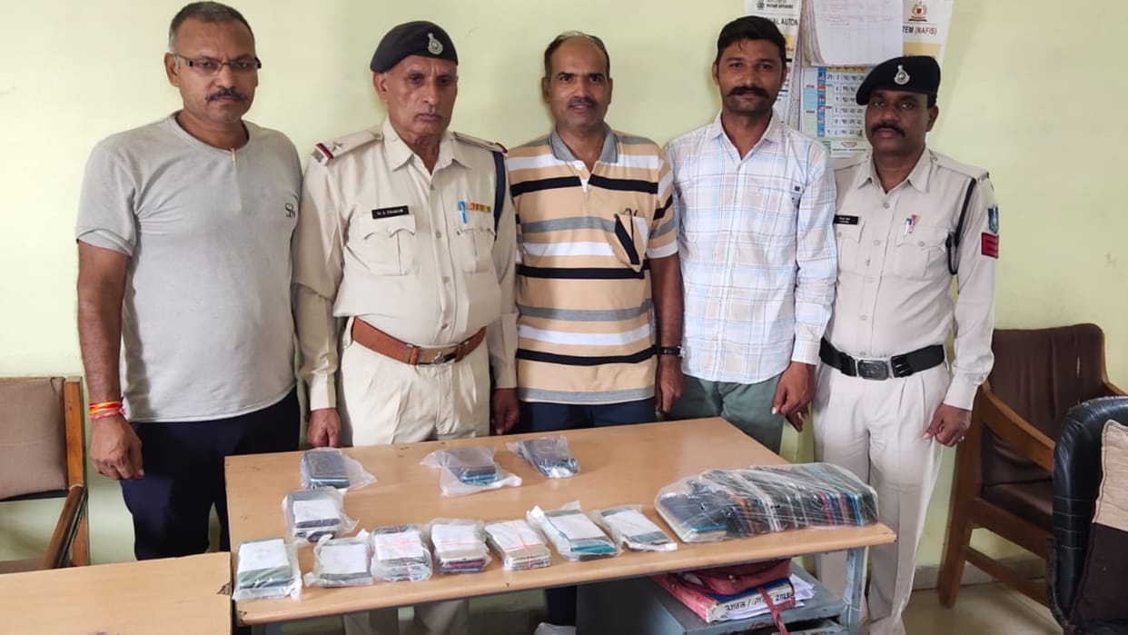 Sehore Crime 61 mobiles worth 12 lakh including three bikes seized