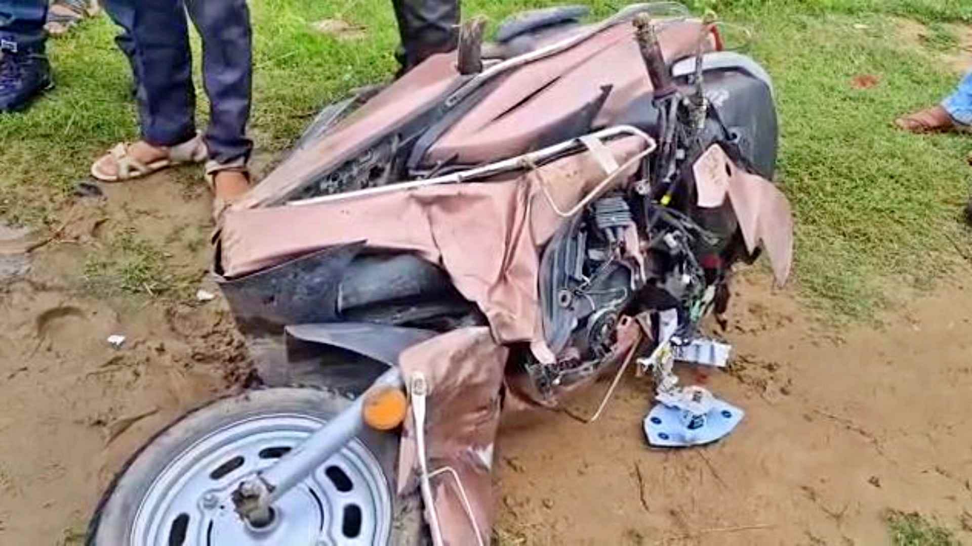 टक्कर के बाद क्षतिग्रस्त स्कूटी।