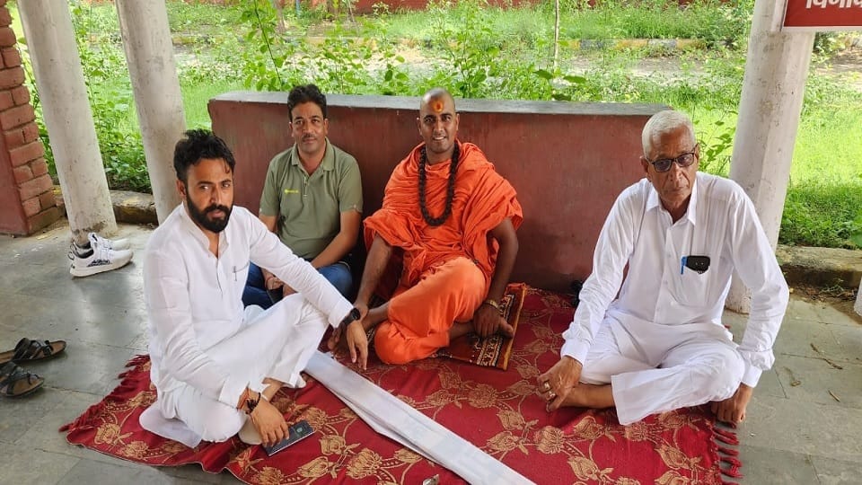 Maharaj Darshan Giri dharna against Zilla Parishad chairman begins in Hisar