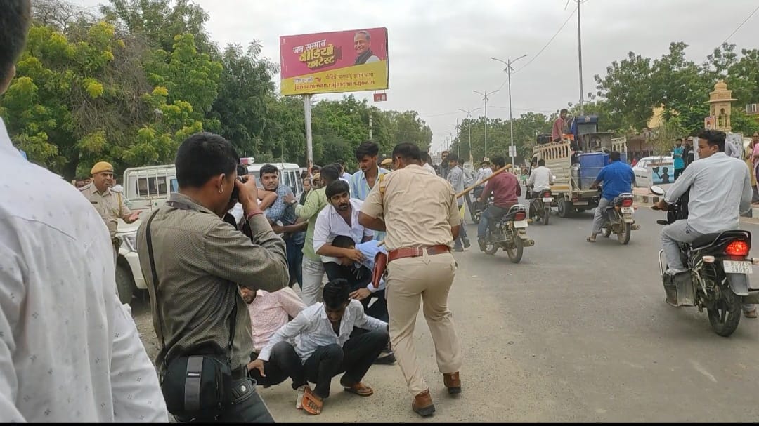 Barmer News: Clash between police and NSUI students Police detained six students using mild force