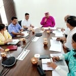 बैठक लेते मंत्री