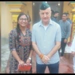 फैन के साथ एक्टर अनुपम खेर