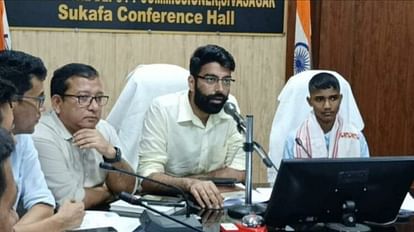 Assam: दसवीं का आदिवासी छात्र बना एक दिन का डीएम, शिवसागर के डीसी बोले- हौसलों को मिलेगी उड़ान Assam: Class 10 tribal student became DM for one day, Sivasagar's DC said - courage will fly