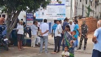 Bihar News: स्कूटी सवार मां-बेटे को अज्ञात वाहन ने मारी टक्कर; महिला की मौत, गंभीर घायल युवक का इलाज जारी An unknown vehicle hit the mother-son riding a scooty in Samastipur; Woman killed, youth seriously injured