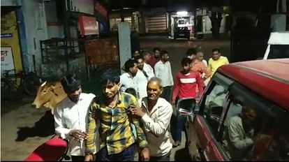 Agar Malwa: मोल्याखेड़ी में प्रसाद खाने से 40 लोग बीमार,15 की हालत गंभीर, सिविल अस्पताल में कराया गया भर्ती Agar Malwa: 40 people ill after eating Prasad in Molyakhedi 15 in critical condition admitt to civil hospital