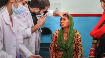 जम्मू: जीएमसी की डिस्पेंसरी में नहीं मिल रही आई फ्लू की दवा, मेडिकल स्टोर से खरीदने को मजबूर Jammu eye flu medicine not available in GMC dispensary patient forced to buy from medical store