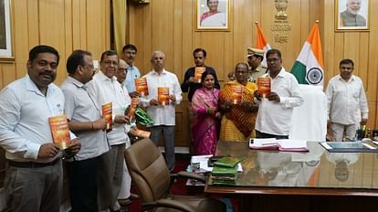 Bihar News : बिहारी सिर्फ सत्तू-लिट्टी ही नहीं खाते, बिहार के खान-पान और त्योहारों को समझने के लिए आई किताब Bihari festival and Foods of Bihar is unique, subodh nandan book released by governor bihar describe new fact