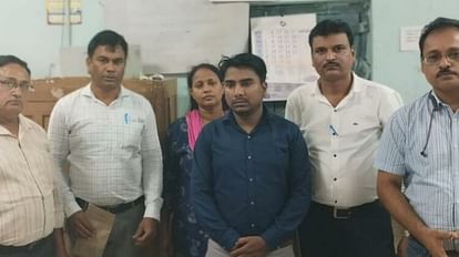 Bhopal News: कुशवाहा समाज की जमीन की लीज रिन्यू करने पटवारी ने मांगी रिश्वत, लोकायुक्त ने दबोचा Bhopal News: Patwari asked for bribe to renew the lease of land of Kushwaha society, Lokayukta caught