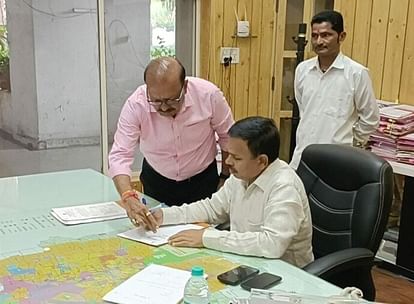 Indore: नए संभागायुक्त माल सिंह भयडि़या ने किए खजराना के दर्शन, फिर संभाली कुर्सी New Divisional Commissioner Mal Singh Bhaiya visited Khajrana, then took over the chair