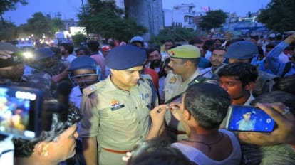 Bareilly News: छेड़छाड़ की शिकार छात्रा की मौत, आक्रोशित परिजनों ने नैनीताल हाईवे किया जाम family members blocked the Nainital highway after girl death in bareilly
