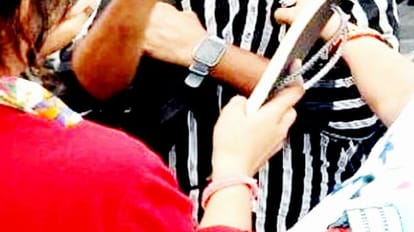 woman caught husband with girlfriend beating him with slippers in Budaun