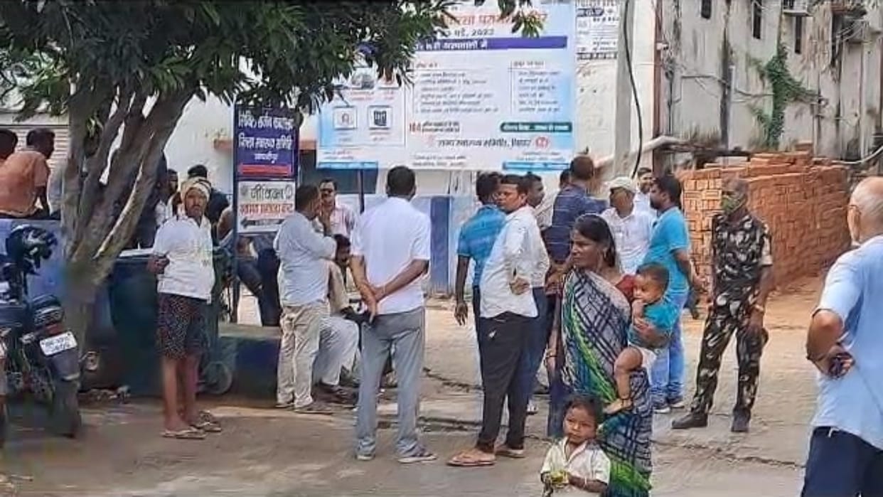 An unknown vehicle hit the mother-son riding a scooty in Samastipur; Woman killed, youth seriously injured