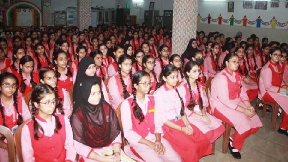 Moradabad: Include fruits in food, but be careful seeing shine, doctors gave tips Aparajita Abhiyan