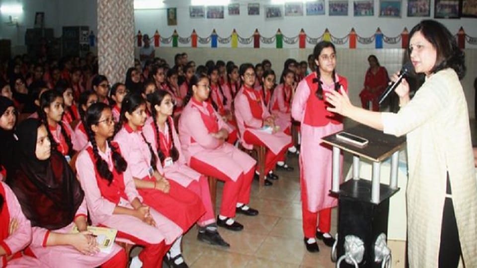 Moradabad: Include fruits in food, but be careful seeing shine, doctors gave tips Aparajita Abhiyan