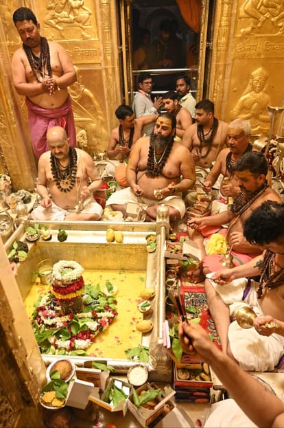 Amazing makeup of Baba: Gauri-Shankar makeup.. or Amrit Varsha makeup, see how Baba Vishwanath dressed up