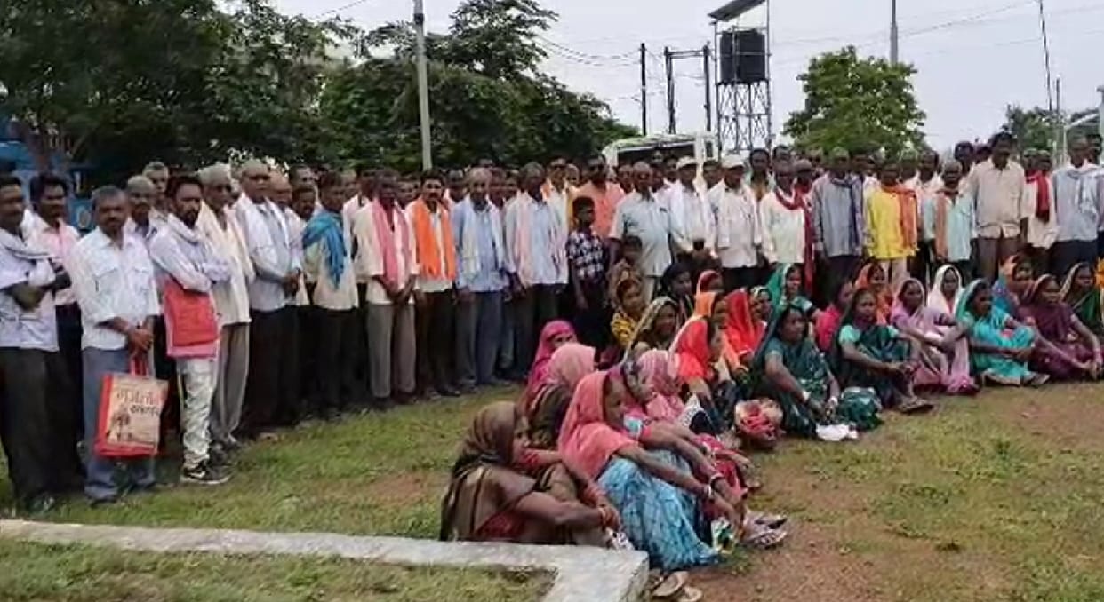 Villagers created ruckus at collector office to stop liquor in Balod
