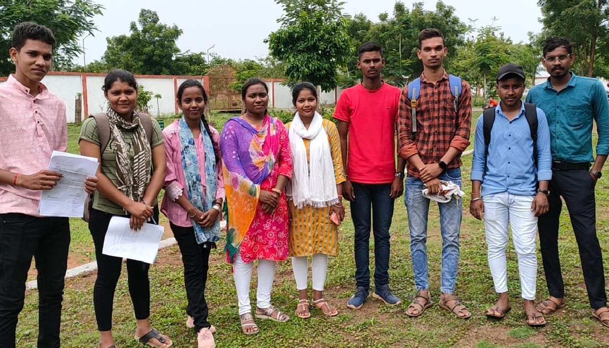 students demanded district administration to remove vacancies in veterinary department