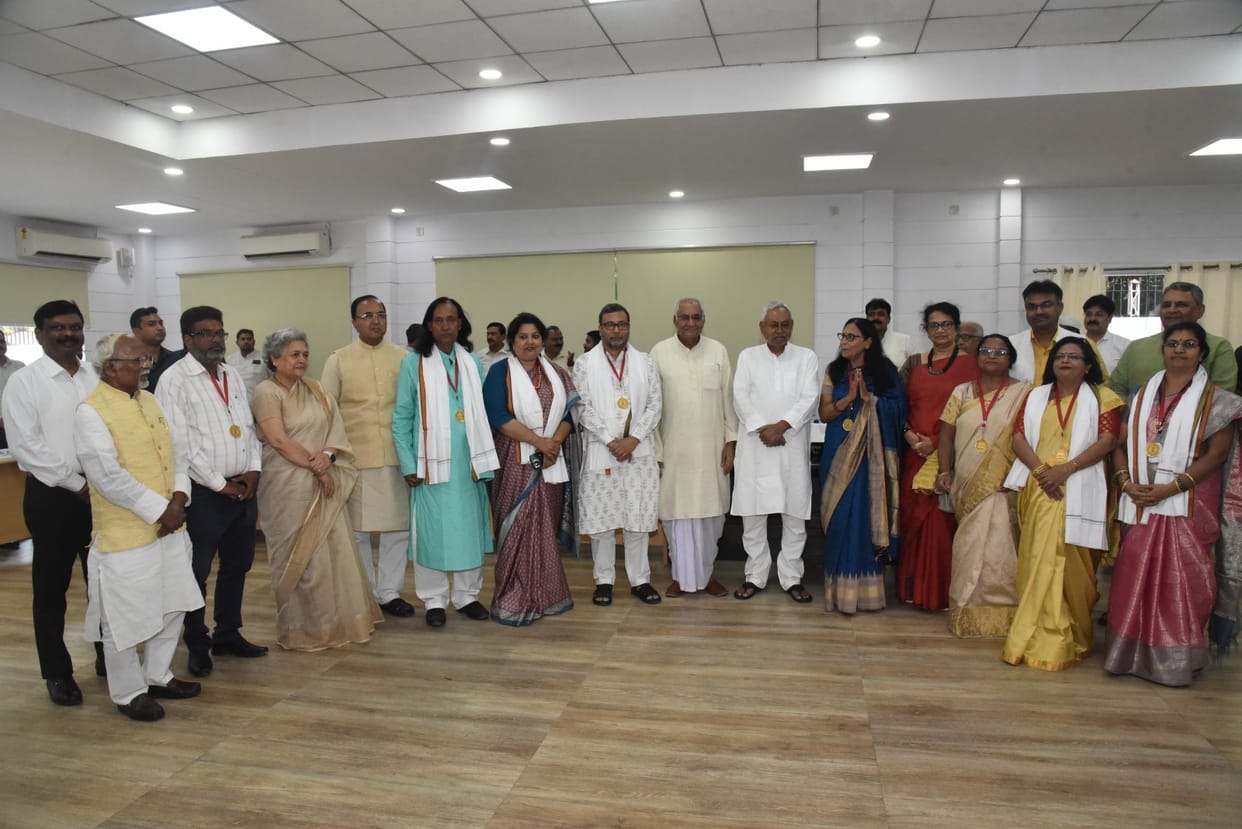 Bihar News : CM Nitish kumar given award for hindi sewa to mrinal pande among other hindi writer and poet