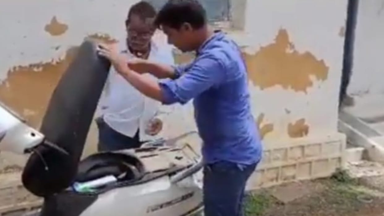 Damoh News Youth ran away with 50 thousand rupees kept in scooty trunk outside HDFC Bank