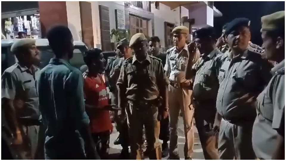Dholpur news Stone pelting and firing on two sides in old enmity in Ashiana Colony, accused fled when police a
