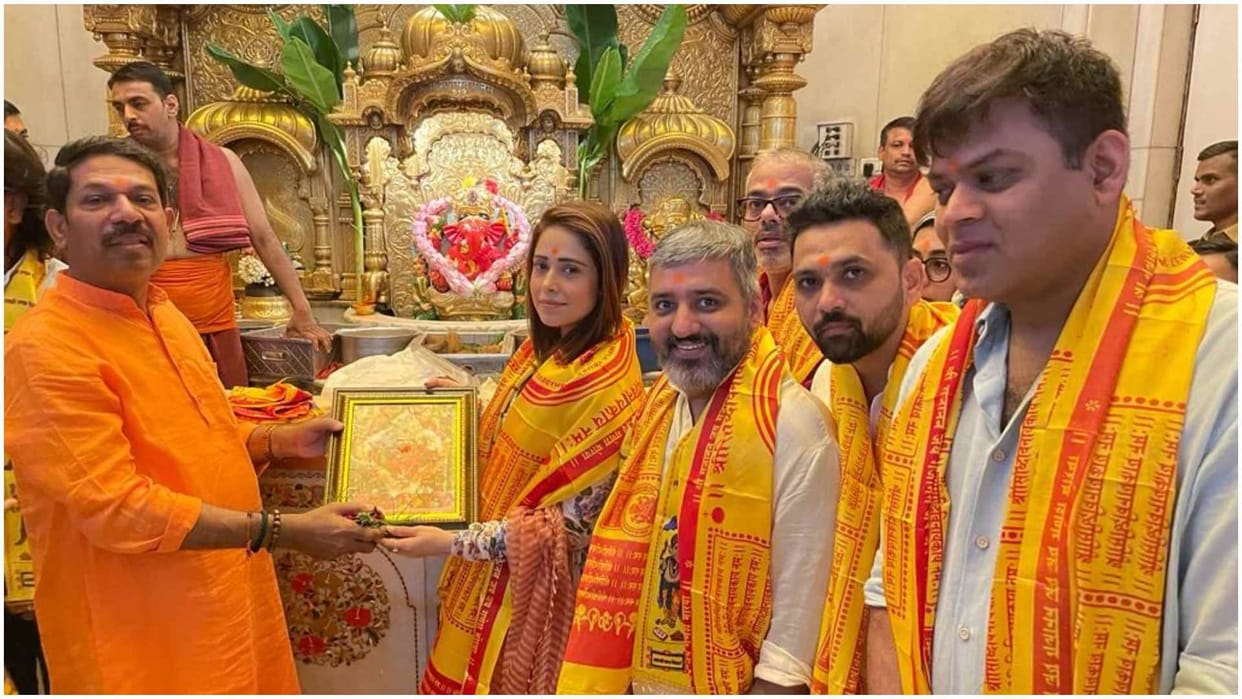 Akelli star Nushrratt Bharuccha reached Siddhivinayak temple with team to seek blessings of ganpati