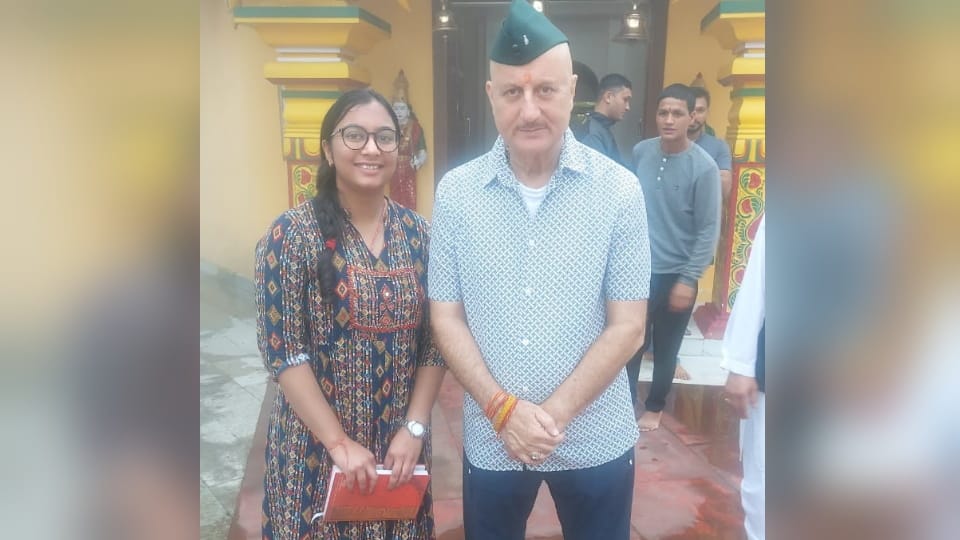 Actor Anupam Kher Film Shooting in Lansdowne Fans crowd Uttarakhand news in hindi