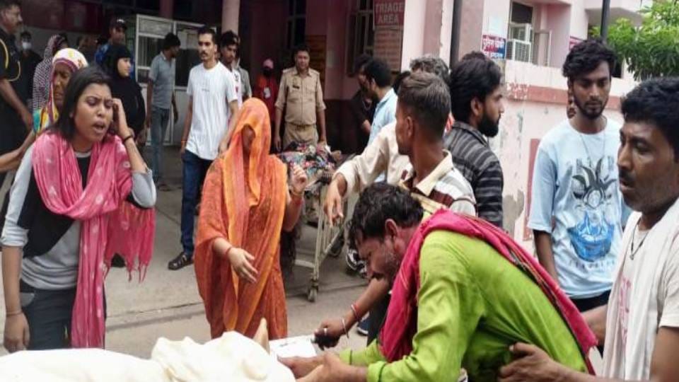 three dead and three seriously injured in Auto and car collision in Firozabad