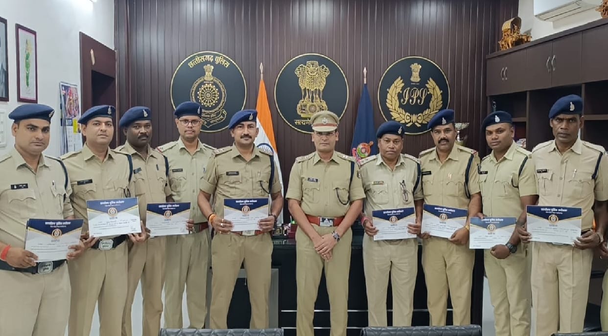SP Yogesh Patel honored policemen by giving them citation in Gaurela