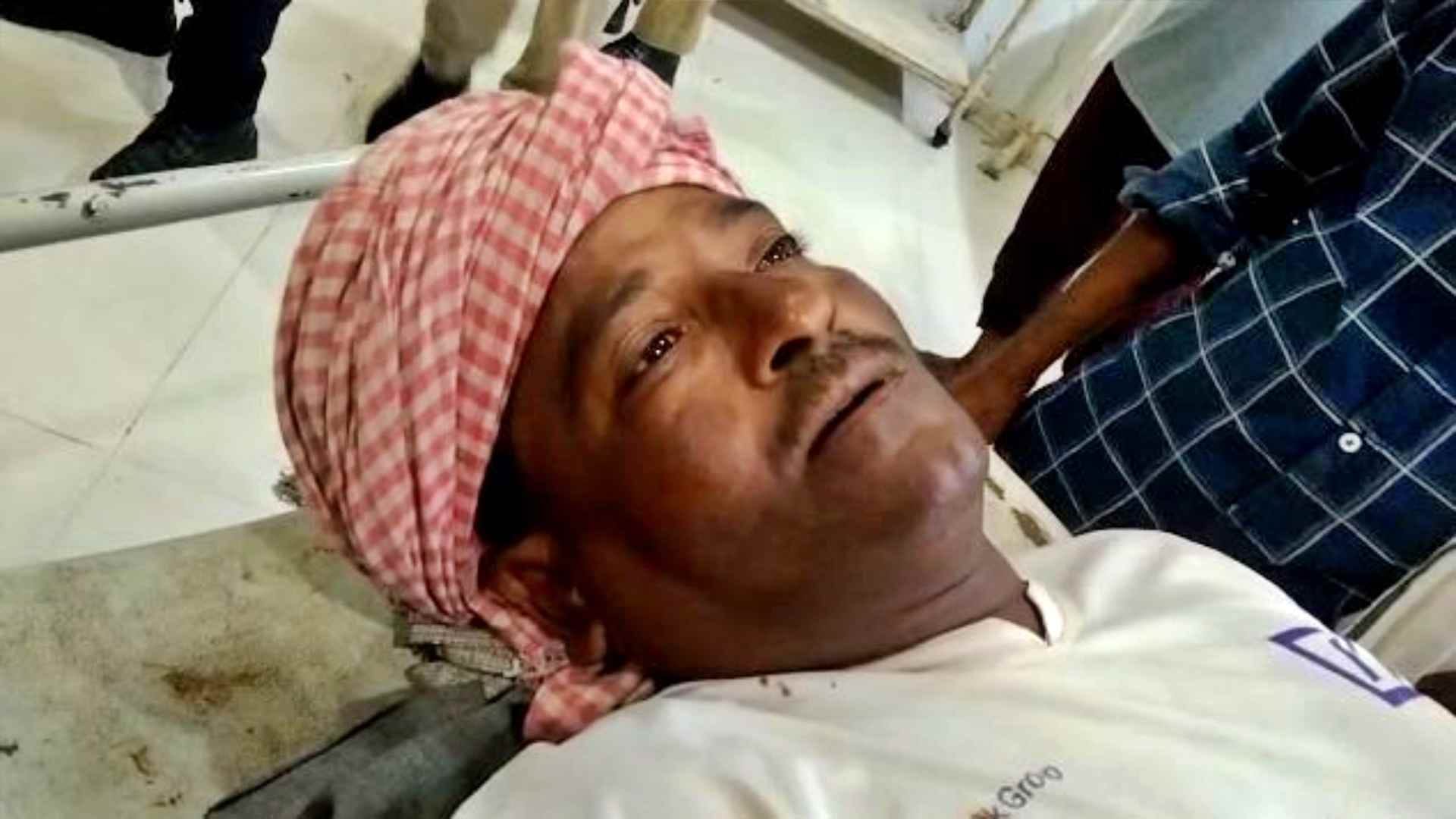 हमले की जानकारी देता घायल व्यक्ति।