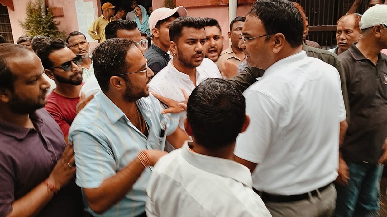 Haridwar News employees Ruckus and Fight with Security guards in Nagar Nigam