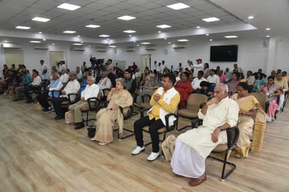 Bihar News : CM Nitish kumar given award for hindi sewa to mrinal pande among other hindi writer and poet