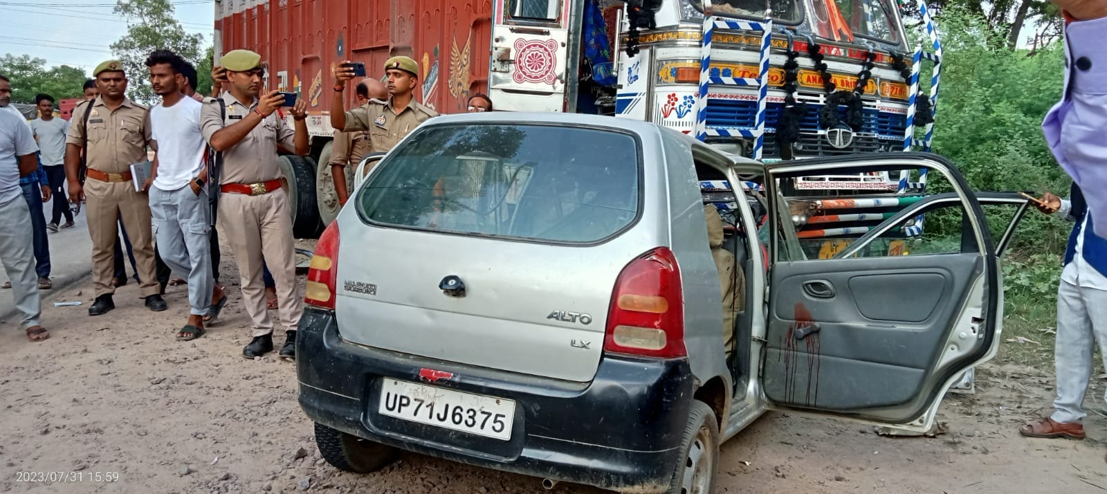 Fatehpur Road Accident, The car kept sliding up to 10 feet, causing confusion among the drivers