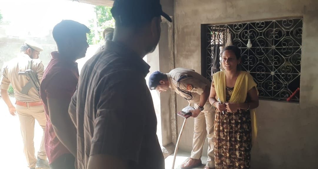 Murder of an old man in Auraiya, the son said  had sold the farm a month ago, the police said the case is susp