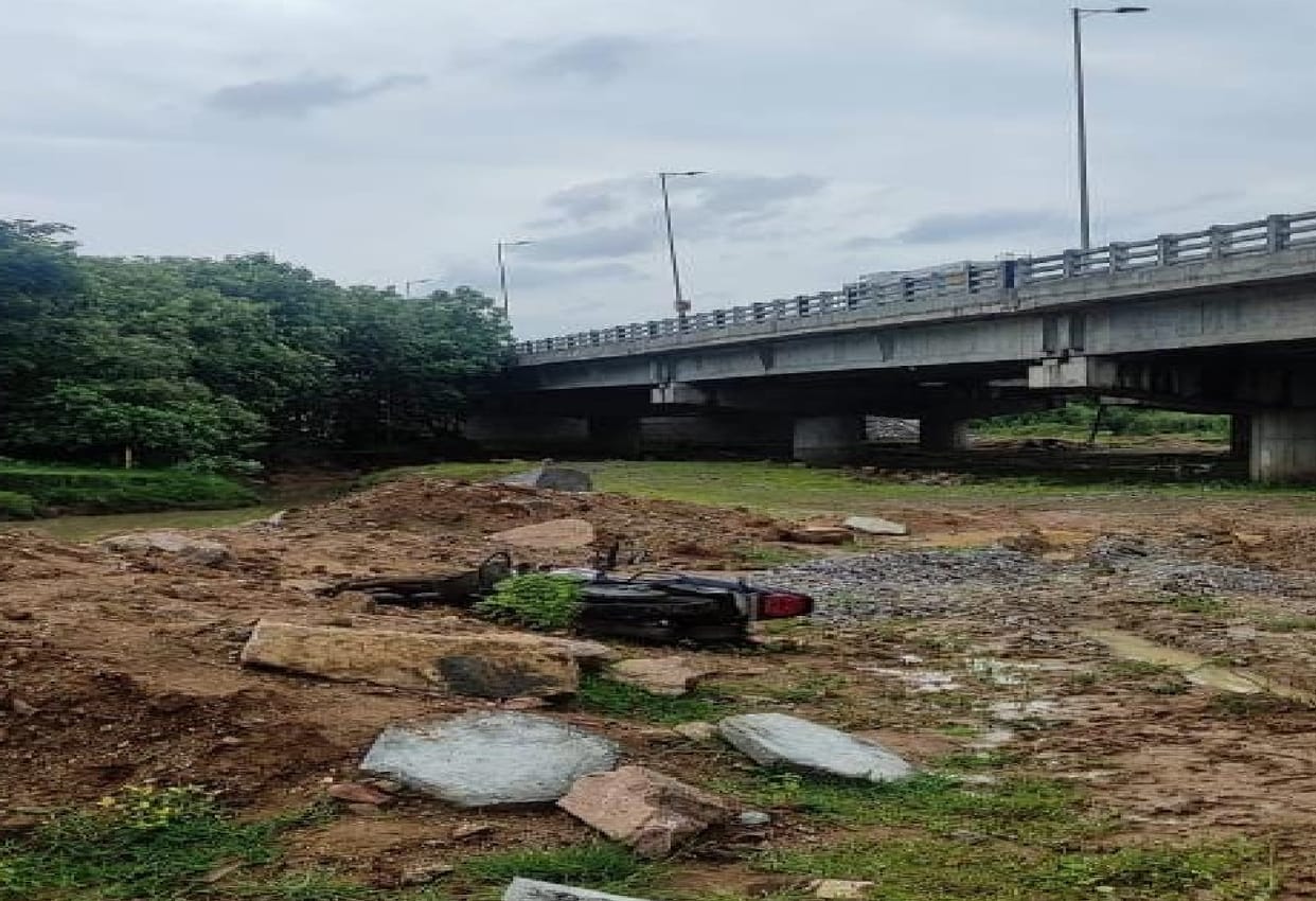 Bike rider dies after falling into deep bridge in Korba