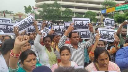 कार्रवाई से नाराज संविदाकर्मी