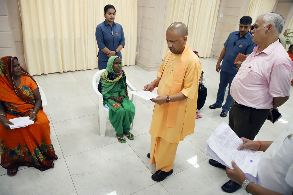CM Yogi said in Janata Darshan: Warning of strict action on the problem solving