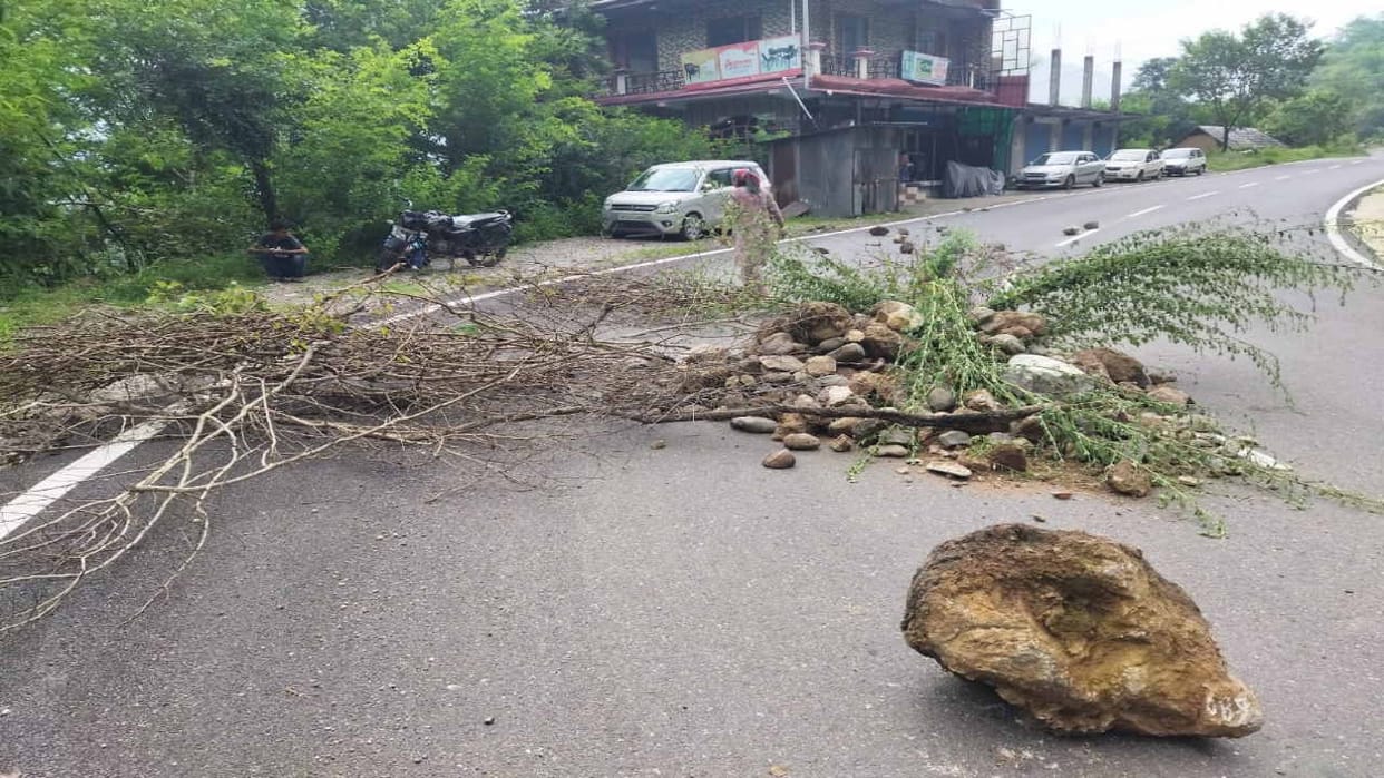 Man occupied Shimla-Dharamshala nh in Mangrot Bilaspur, piled soil
