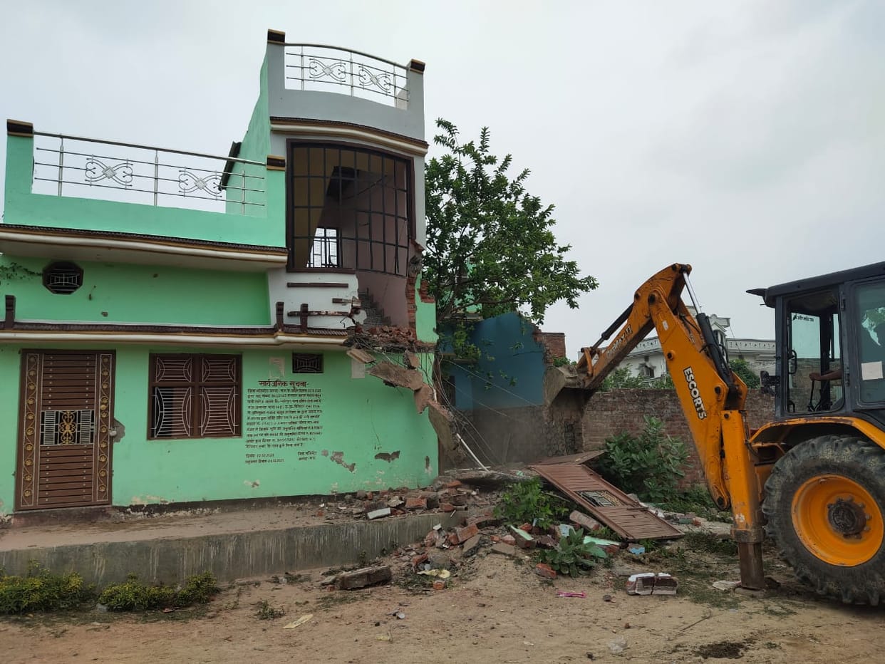 Mau News: Screws tightened on the smuggler, the building worth crores demolished by the bulldozer