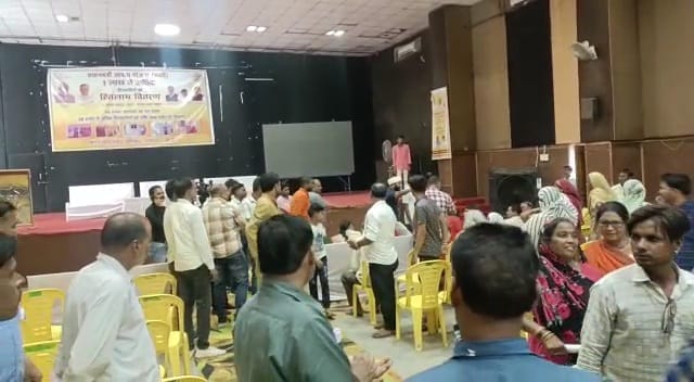 Damoh News BJP councilors created ruckus during the installment distribution of PM housing scheme