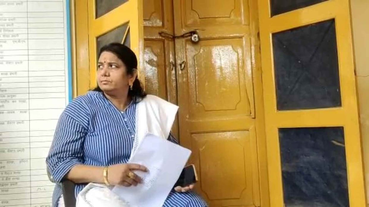 Suspended chairperson Bina Gupta sitting on dharna outside Alwar chairperson's office