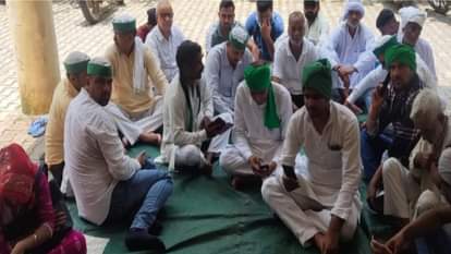 भाकियू कार्यकर्ताओं ने सीएमओ कार्यालय में धरना-प्रदर्शन किया।