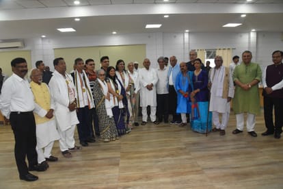 Bihar News : CM Nitish kumar given award for hindi sewa to mrinal pande among other hindi writer and poet