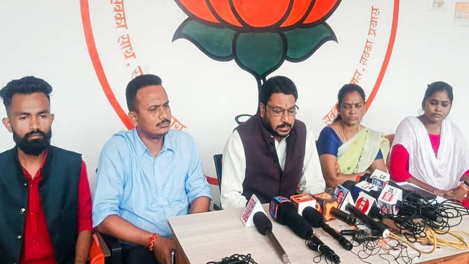 पत्रवार्ता में भाजपा जिलाध्यक्ष श्रीनिवास मुदलियार
