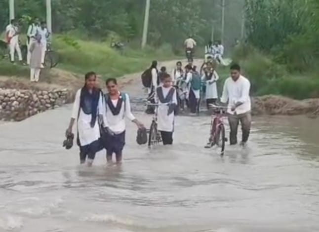 Saharanpur: School children and villagers crossing the river risking their lives