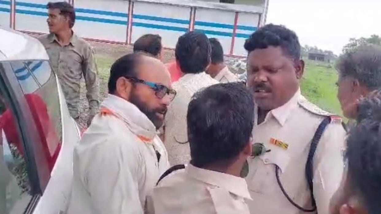 Rajgarh News Hooliganism of leaders case registered for indecency and strangulation of traffic policeman