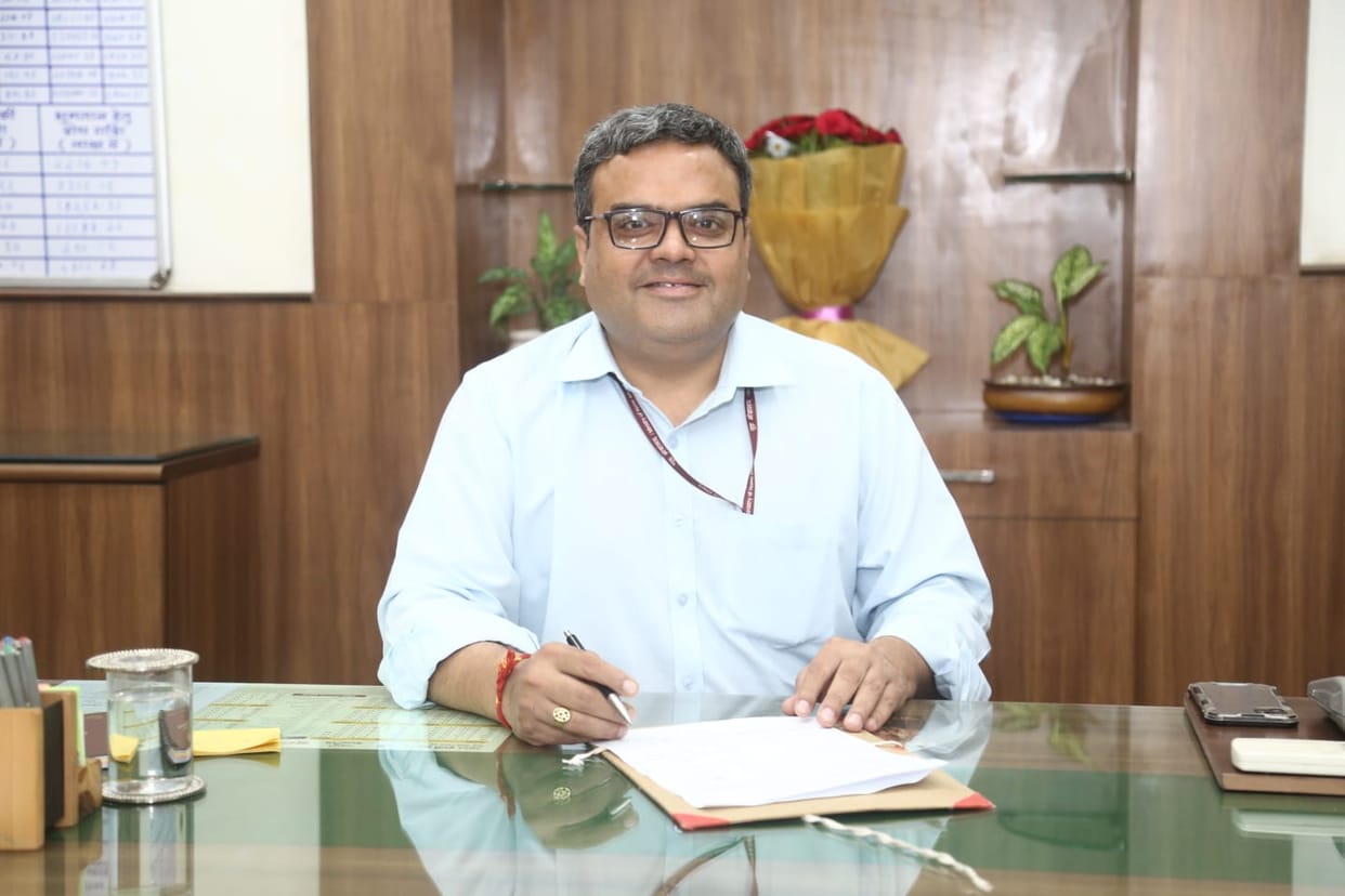 Bhopal News: IAS Dr. Pawan Sharma assumed charge of Bhopal Divisional Commissioner