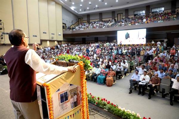 MP News: CM Shivraj released 300 crores to 30 thousand urban beneficiaries, house warming to 70 thousand
