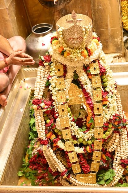 Amazing makeup of Baba: Gauri-Shankar makeup.. or Amrit Varsha makeup, see how Baba Vishwanath dressed up