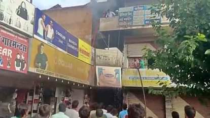 दुकान में लगी बुझाते दमकल कर्मी।