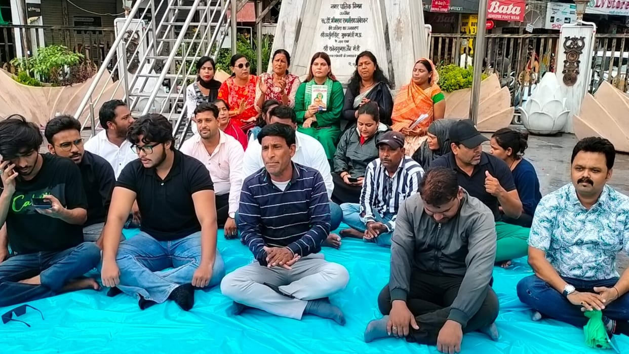 Ujjain News Noori Khan reached Ambedkar statue in protest against BJP statement Noori Teri Kya Pehchan